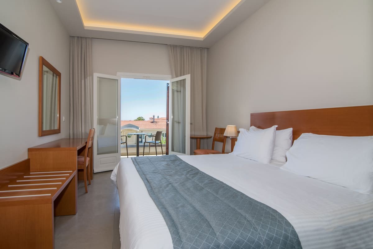 standard room, pool view | 1 bedroom, premium bedding, pillow-top beds, in-room safe