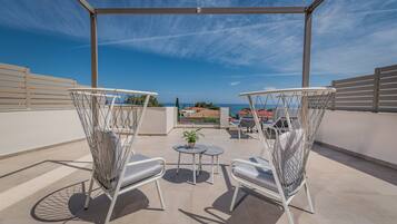 Superior-huone | Ylelliset vuodevaatteet, pillowtop-patjalliset sÀngyt