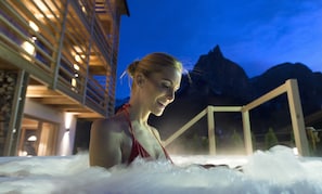 Outdoor spa tub - Hotel Arvina (Castelrotto)