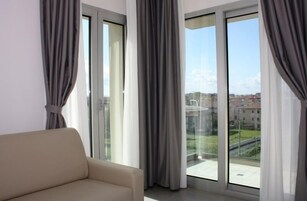 Una televisión de pantalla plana