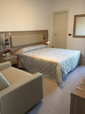 Sängtillbehör av högsta kvalitet och värdeförvaringsskåp på rummet