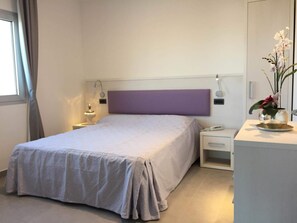 Ropa de cama de alta calidad, caja fuerte, escritorio y cortinas opacas