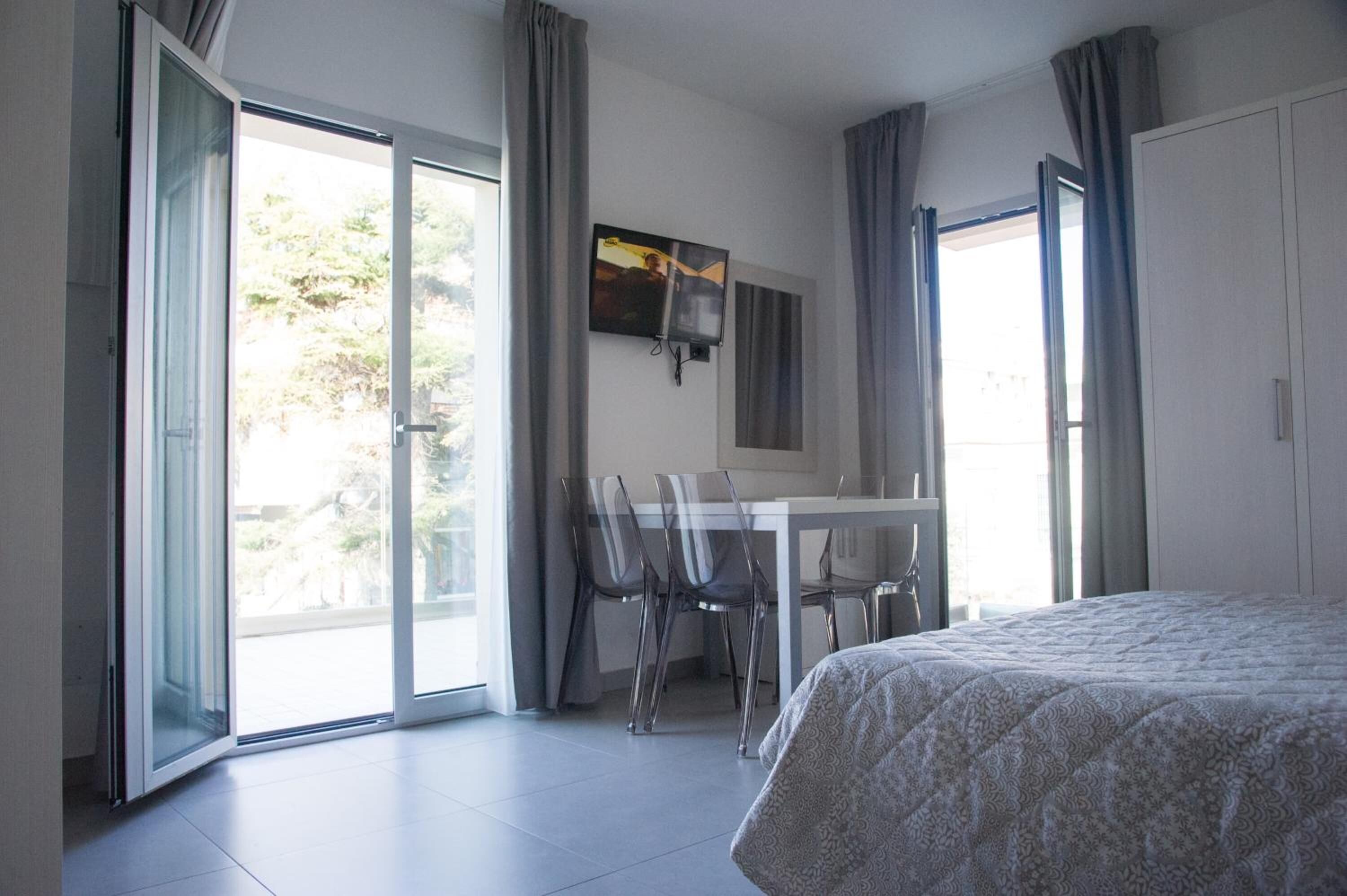 أغطية فراش متميزة وخزنة داخل الغرفة ومكتب وستائر تعتيم