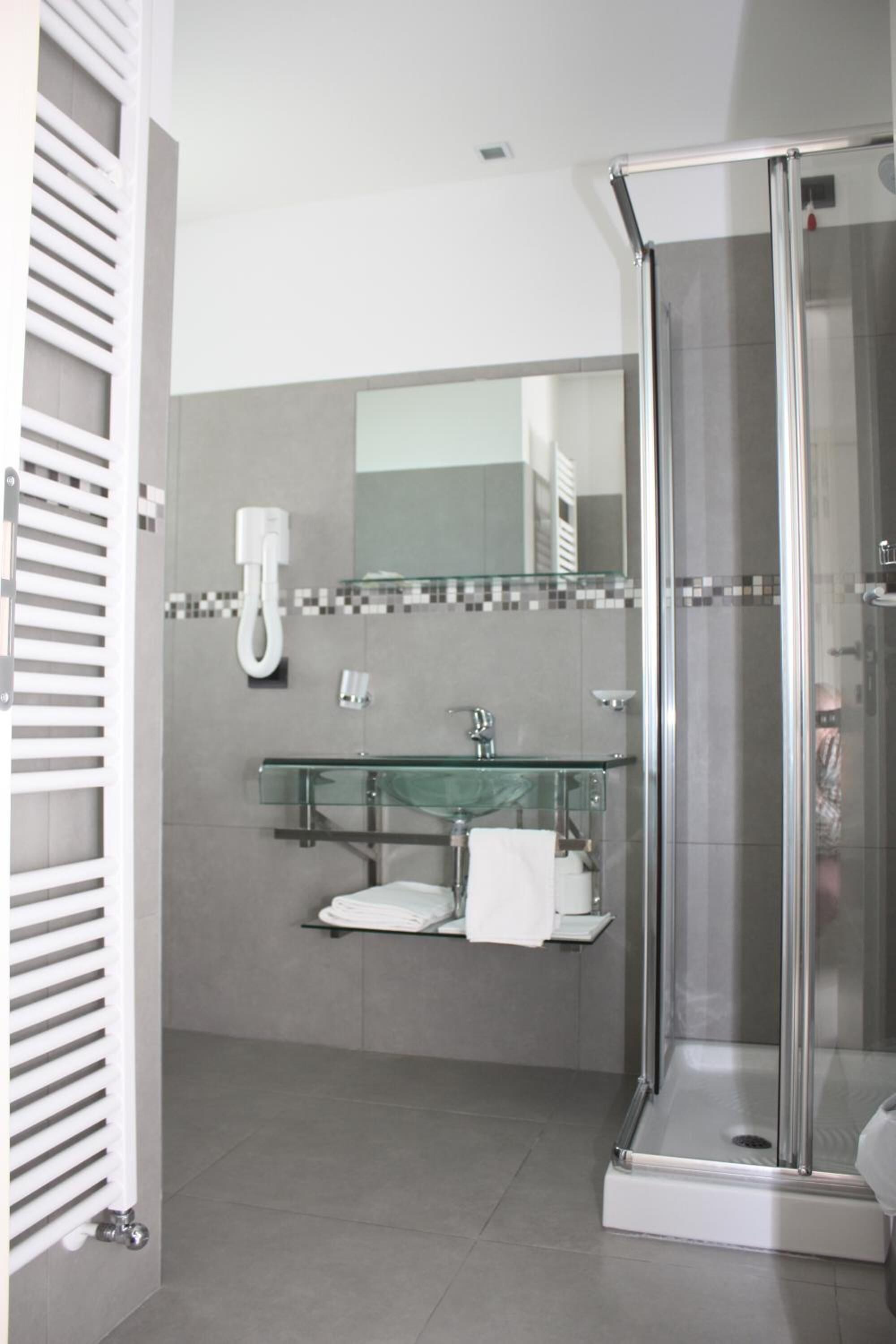 shower, free toiletries, hair dryer, bidet