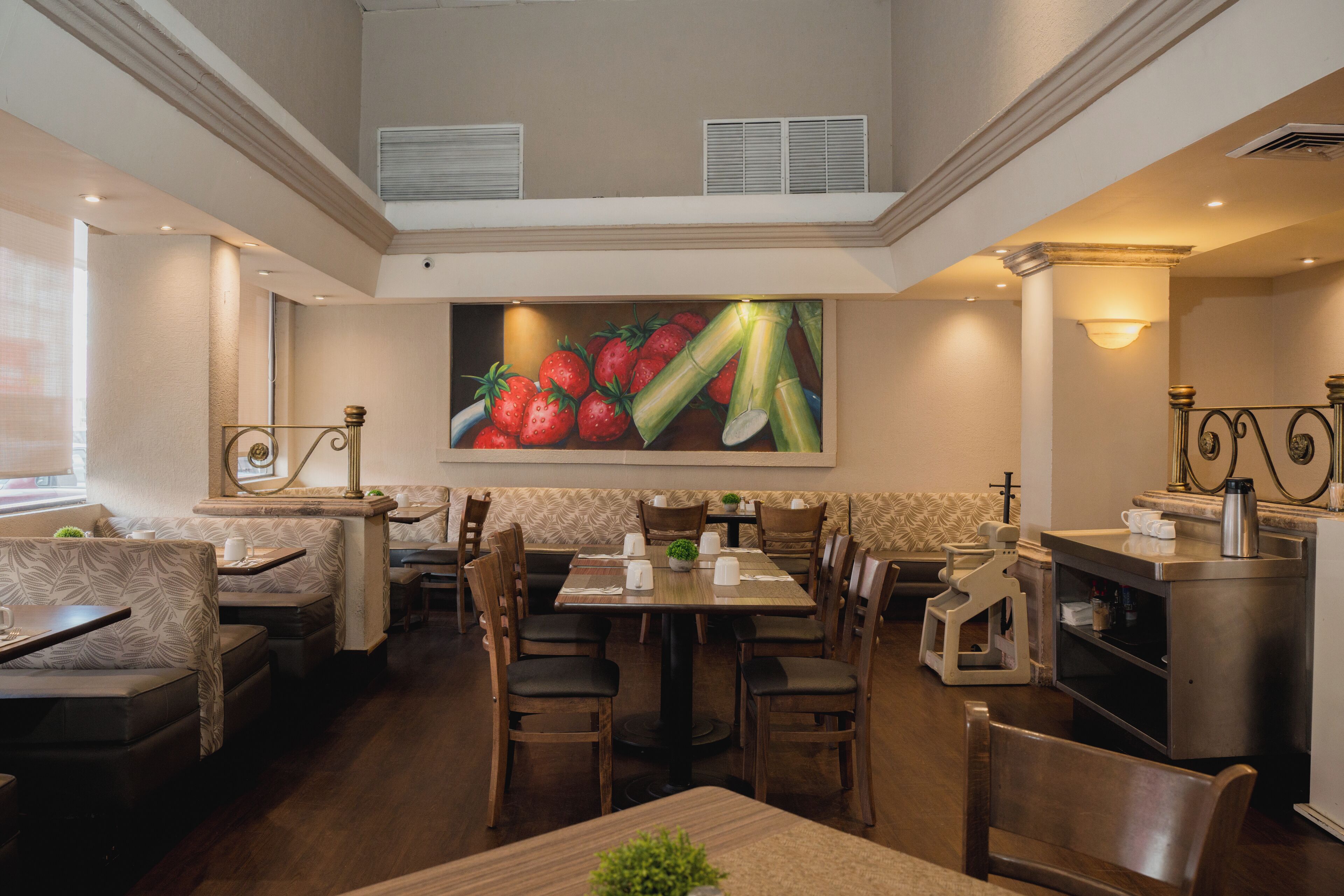 breakfast, lunch, dinner served; international cuisine