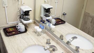 Chambre Double Exécutive, 2 lits doubles | Salle de bain | Douche, articles de toilette gratuits, sèche-cheveux