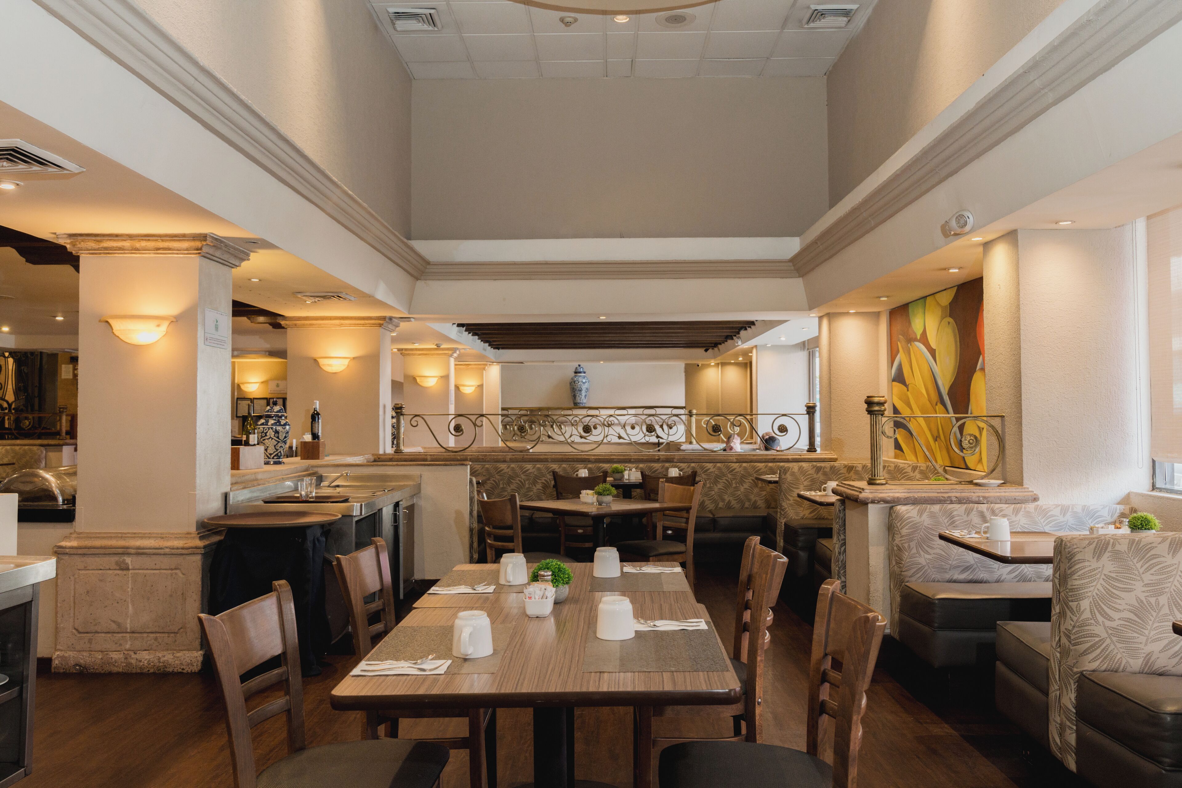 breakfast, lunch, dinner served; international cuisine