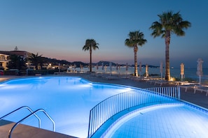 Outdoor pool, sun loungers - Xenos Kamara Beach (Zakynthos)