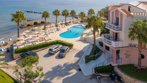 Un hotel con piscina, zona de playa y vistas al océano.