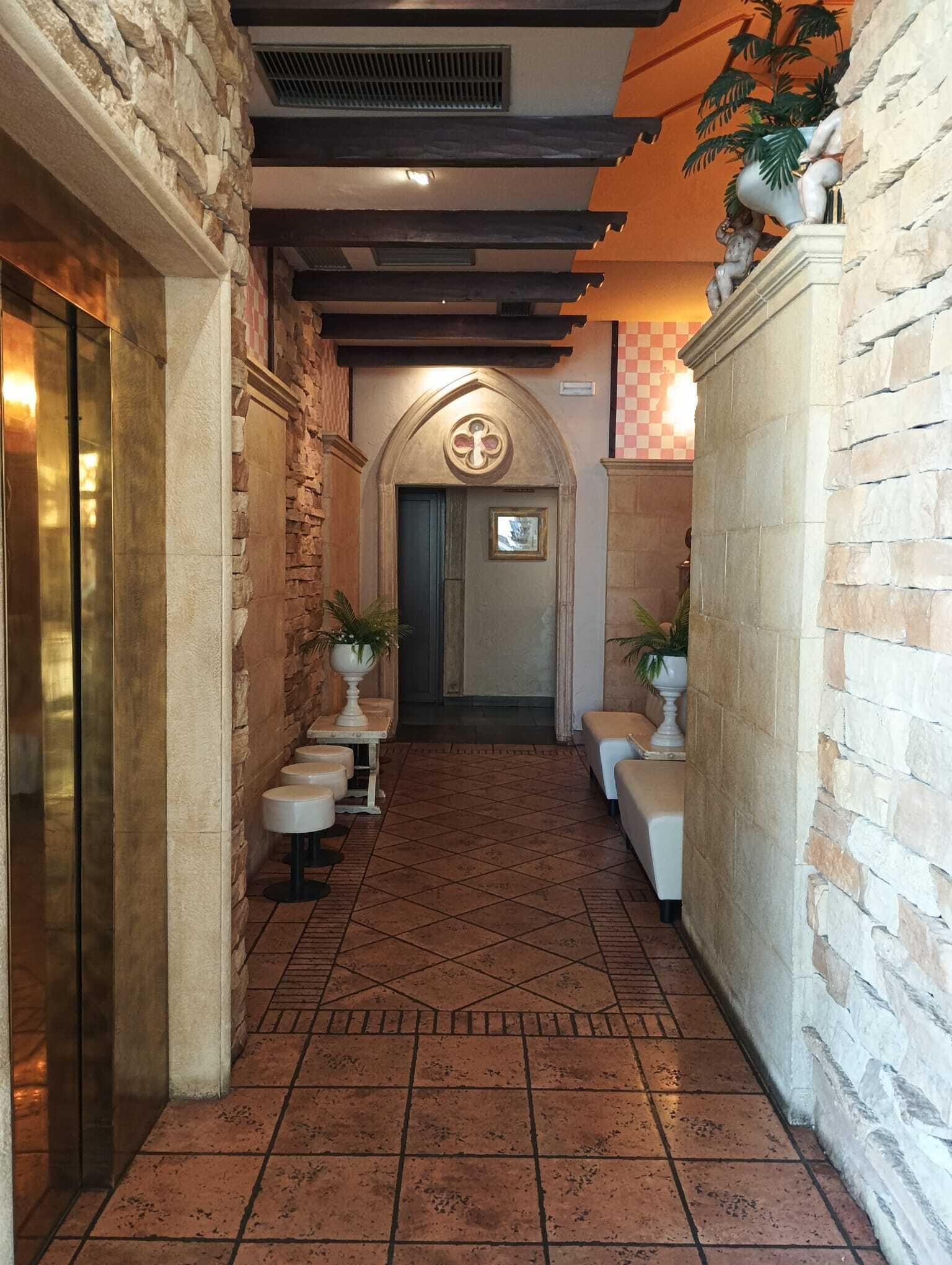 Een 22-inch flatscreentelevisie met digitale zenders en een televisie