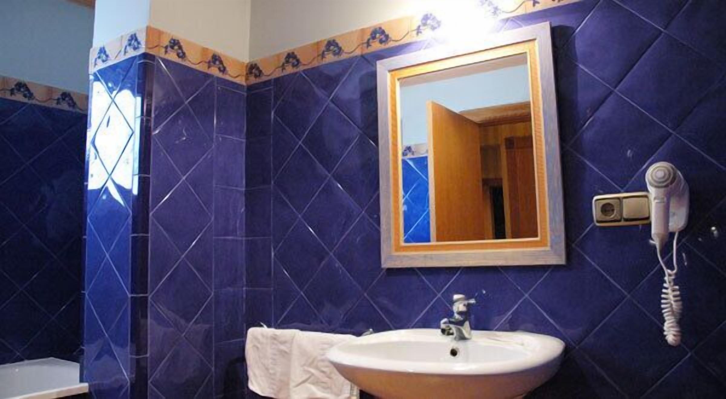 combined shower/bathtub, free toiletries, towels