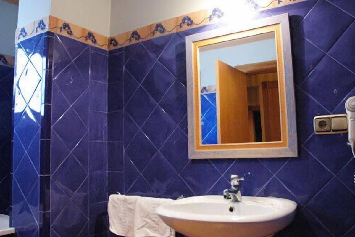 combined shower/bathtub, free toiletries, towels