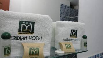 Habitación estándar con 1 cama matrimonial o 2 individuales, 1 habitación | Bathroom amenities | Shower, free toiletries