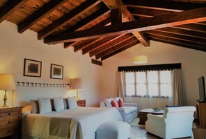 Ropa de cama de alta calidad y caja de seguridad en la habitación 