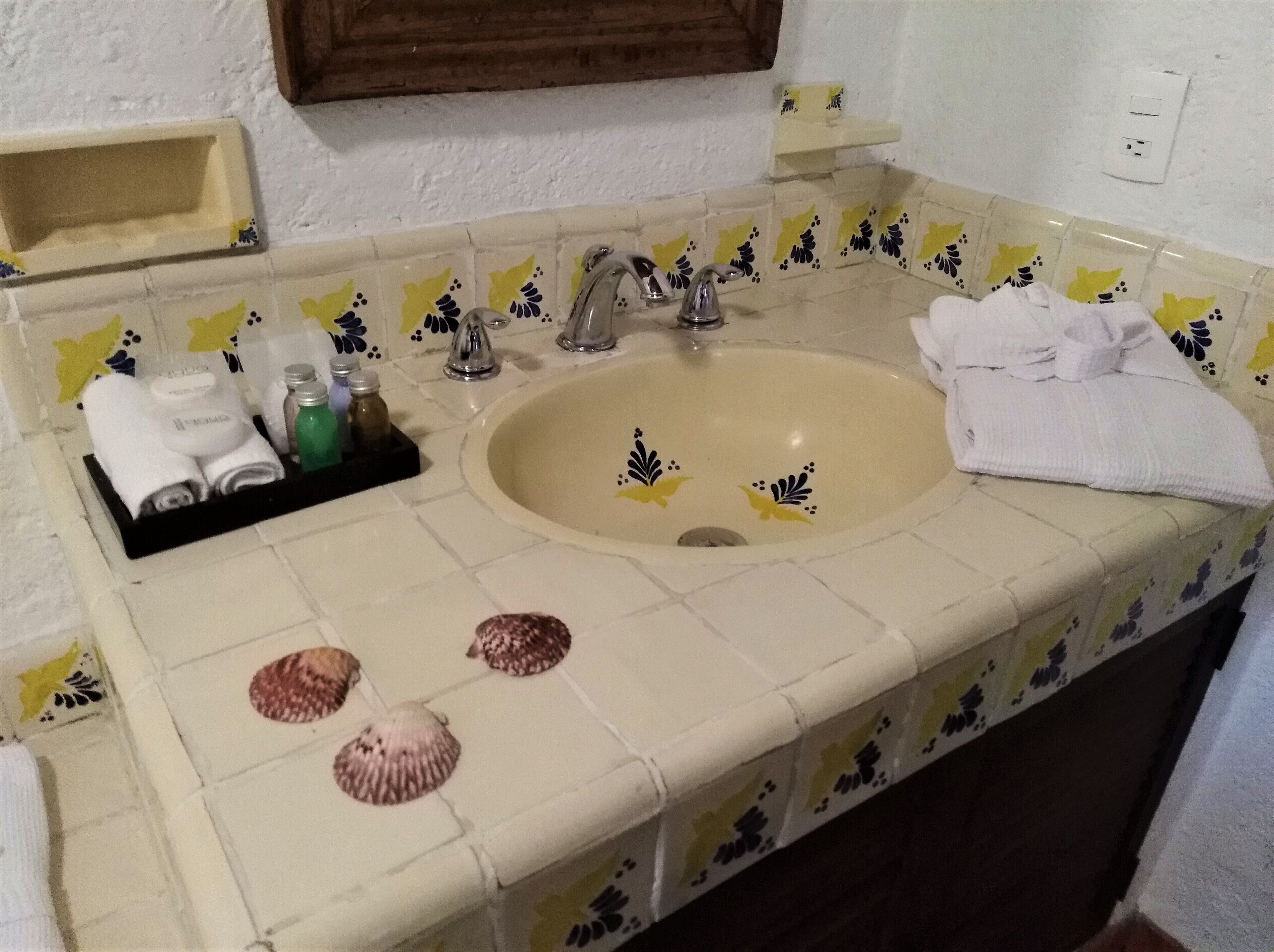 standard room, 2 double beds | bathroom | free toiletries, hair dryer, towels