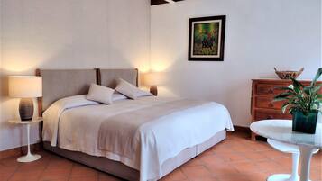 Ropa de cama de alta calidad y caja de seguridad en la habitación