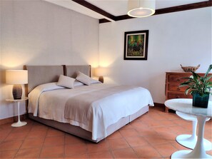 أغطية فراش متميزة وخزنة داخل الغرفة وبديكورات فريدة لكل غرفة