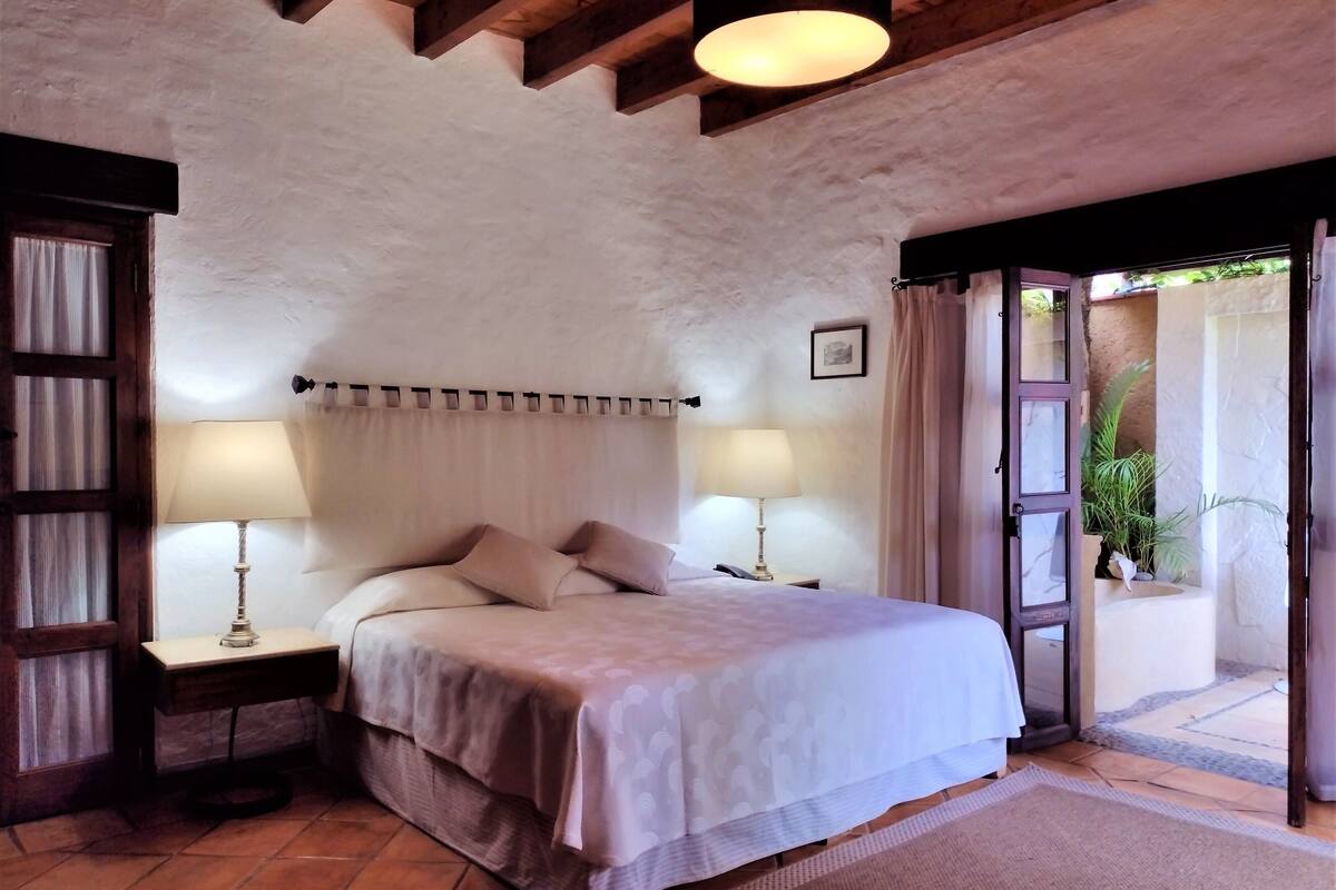Elite Room, 1 King Bed | Premium bedding, in-room safe, individually decorated