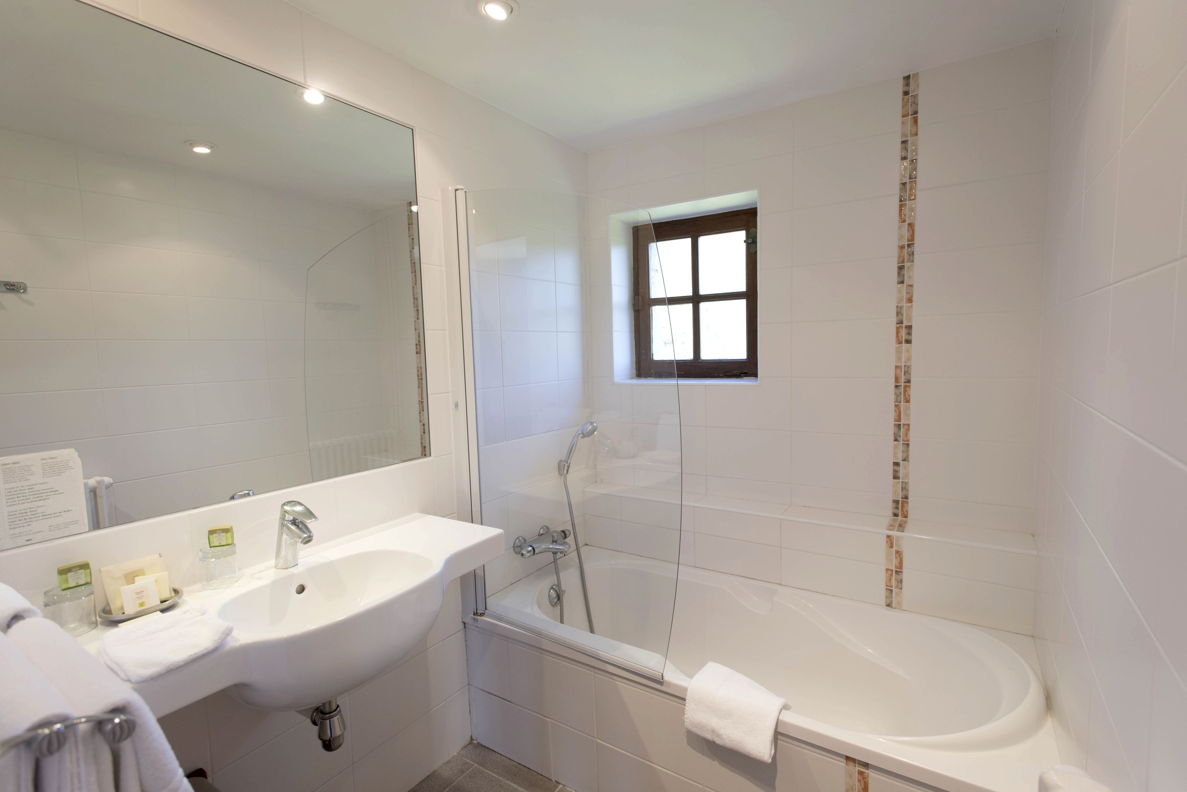 rainfall showerhead, free toiletries, hair dryer, towels