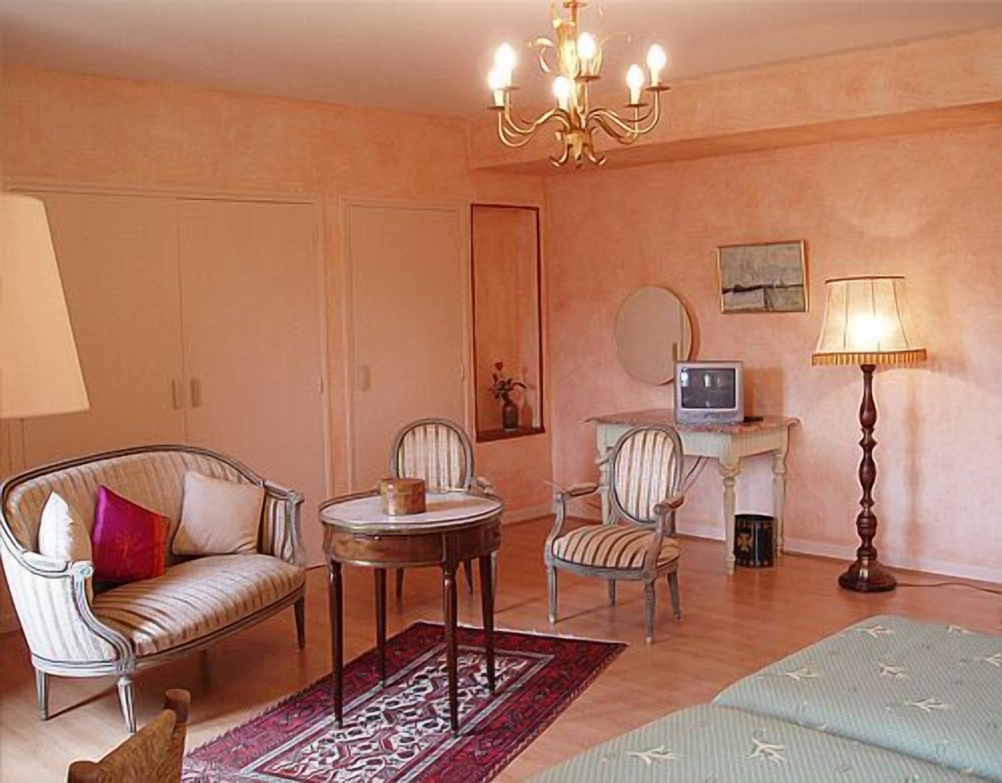 desk, blackout curtains, soundproofing, free wifi