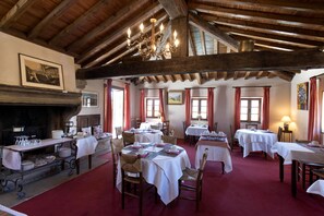 Lunch and dinner served, Regional cuisine - Hotel les Hospitaliers (Le Poet-Laval)