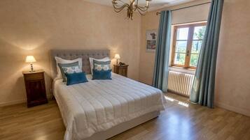 Junior Suite | Desk, blackout drapes, soundproofing, free WiFi