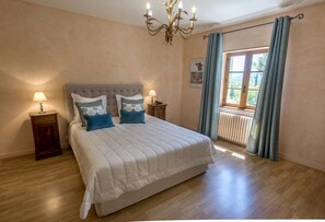 Junior Suite | Desk, blackout drapes, soundproofing, free WiFi - Hotel les Hospitaliers (Le Poet-Laval)