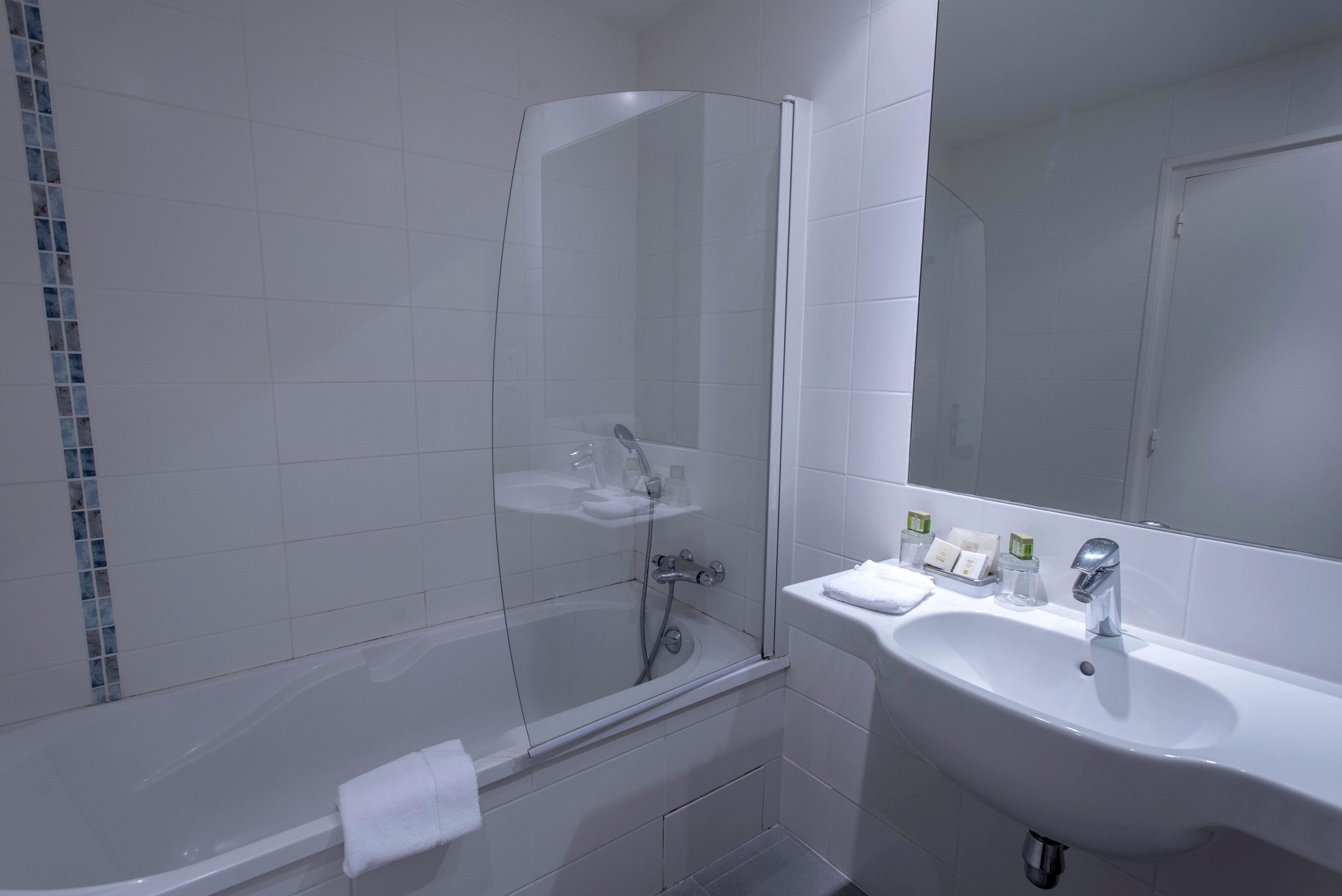 rainfall showerhead, free toiletries, hair dryer, towels