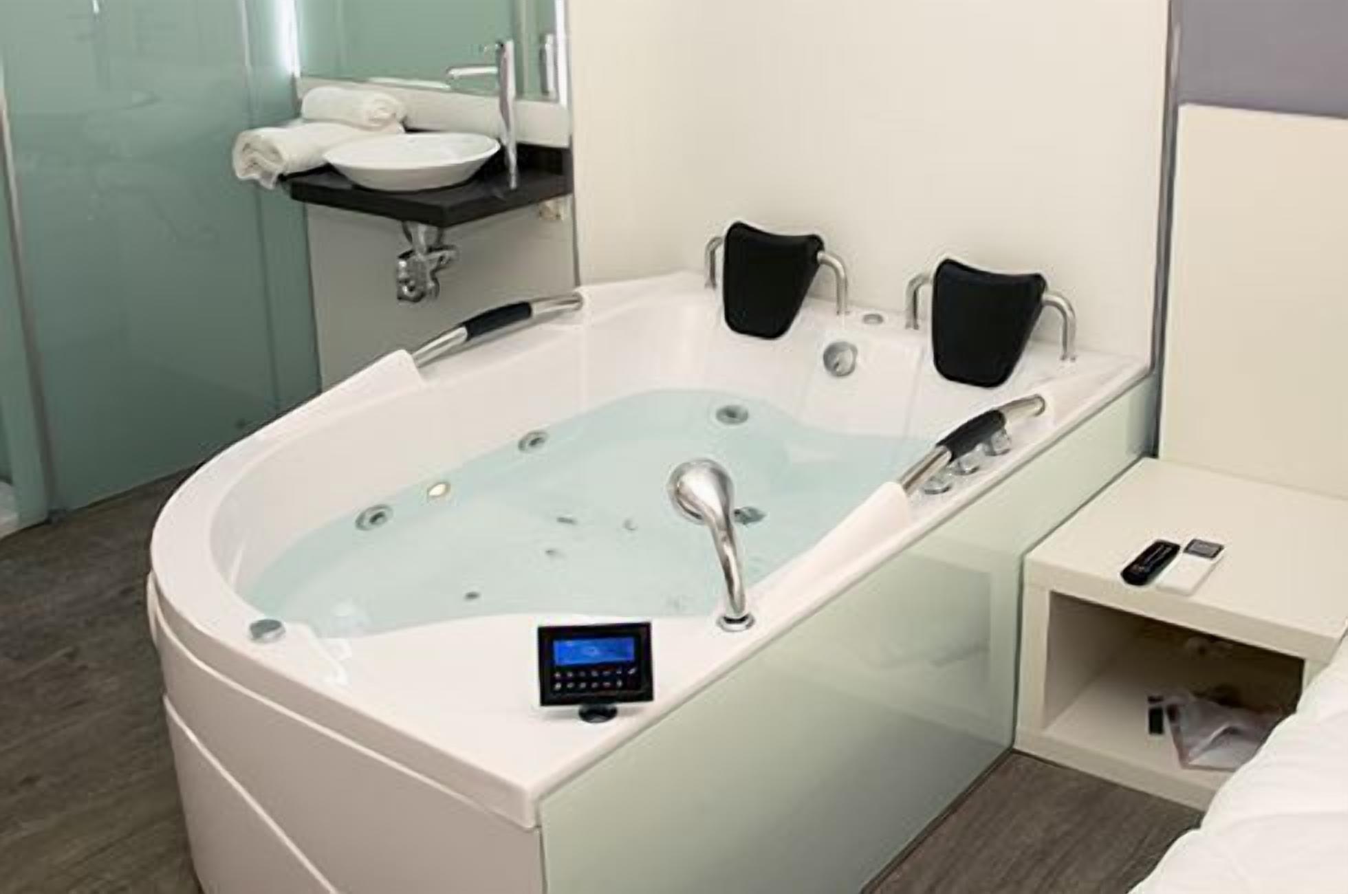 premium room | jetted bathtub