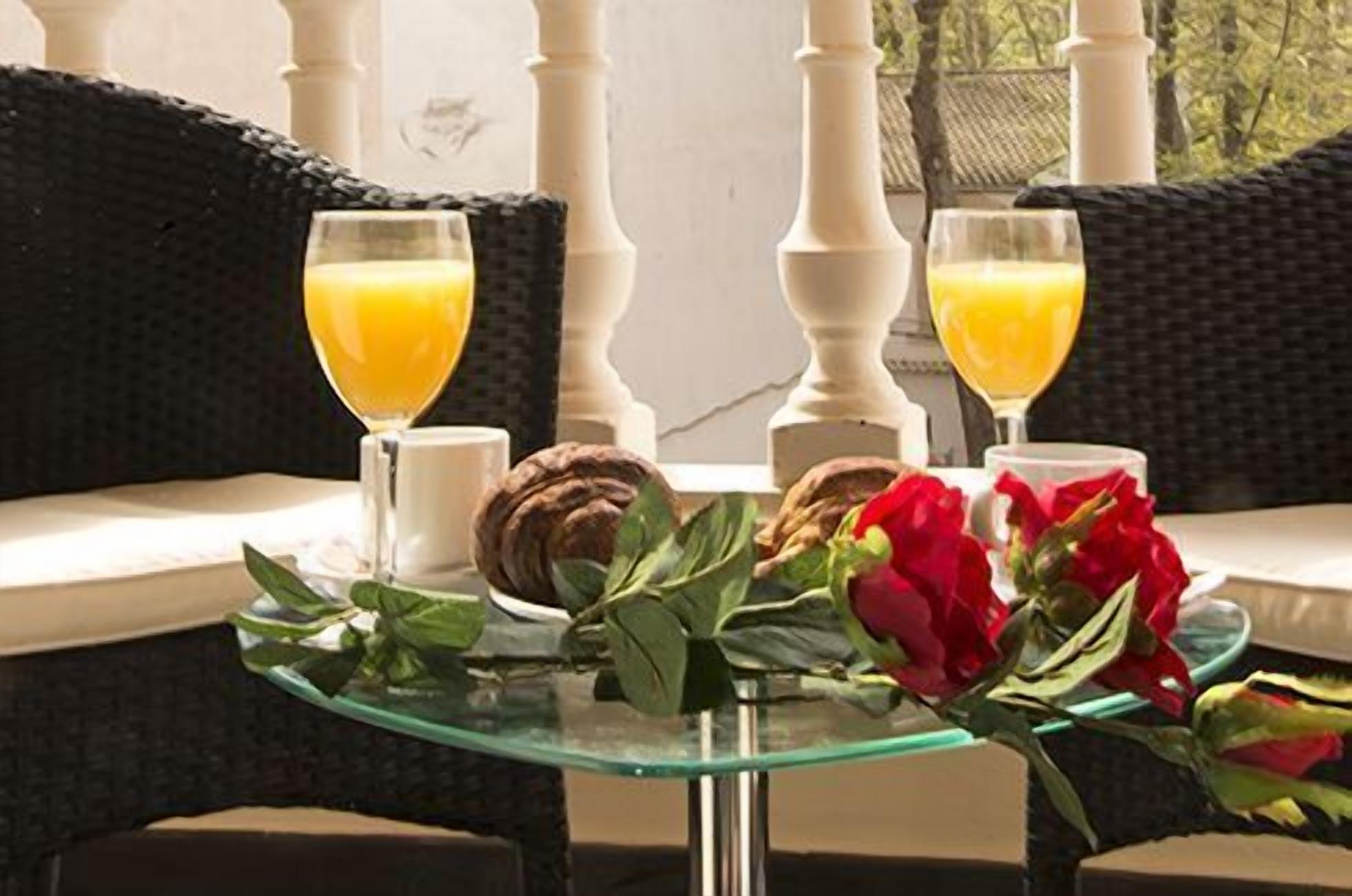 suite | in-room dining