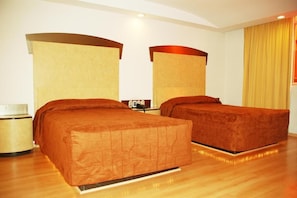 1 habitación, caja de seguridad en la habitación y escritorio