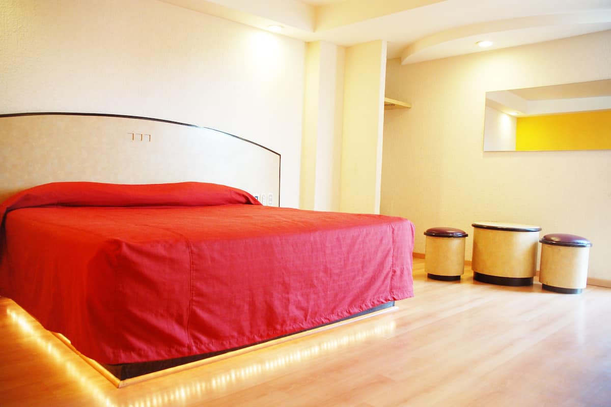 Standard Room, 1 Katil Raja (King) | Peti besi dalam bilik, meja, ruang kerja komputer riba