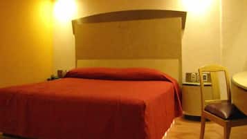 Standard Room, 1 King Bed | In-room safe, desk, laptop workspace, blackout curtains