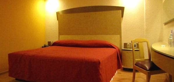 1 habitación, caja de seguridad en la habitación y escritorio