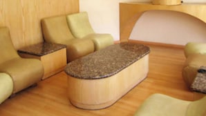 Un espacio habitable pequeño con un conjunto de sofá y una mesita de centro.