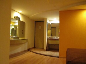 Dusche, kostenlose Toilettenartikel, Handtücher