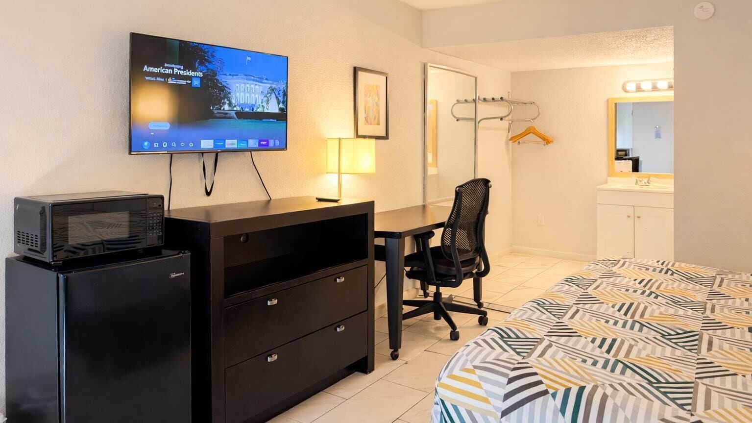 Apartamento, 1 cama King, para não fumantes, geladeira e micro-ondas | 1 quarto, escrivaninha, Wi-Fi de cortesia, roupa de cama