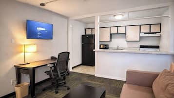 Departamento, 1 cama King size, para no fumadores, refrigerador y microondas | 1 habitación, escritorio, wifi gratis y ropa de cama