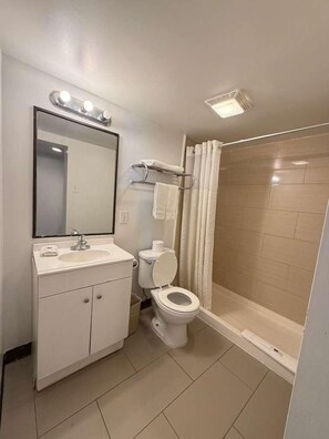 Leilighet, 1 kingsize-seng, ikke-røyk, kjøleskap og mikrobølgeovn | Bad | Dusj, toalettartikler (inkludert) og håndklær