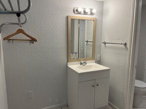 Dusche, kostenlose Toilettenartikel, Handtücher