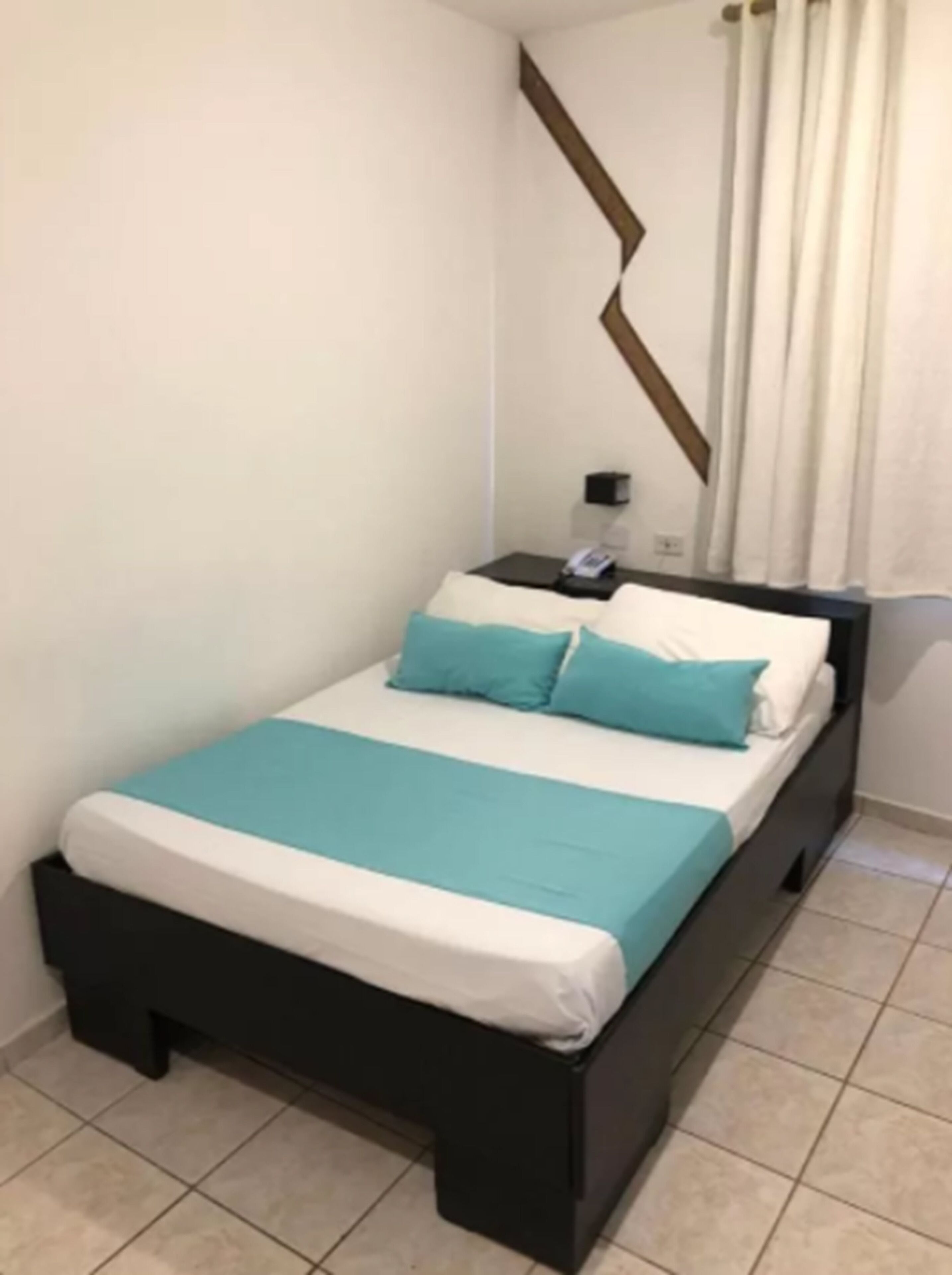 Standard Room, 1 Double Bed (ventilador de teto) | 1 bedroom, minibar, in-room safe, desk