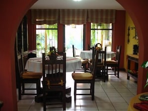 Desayuno completo gratuito y diario