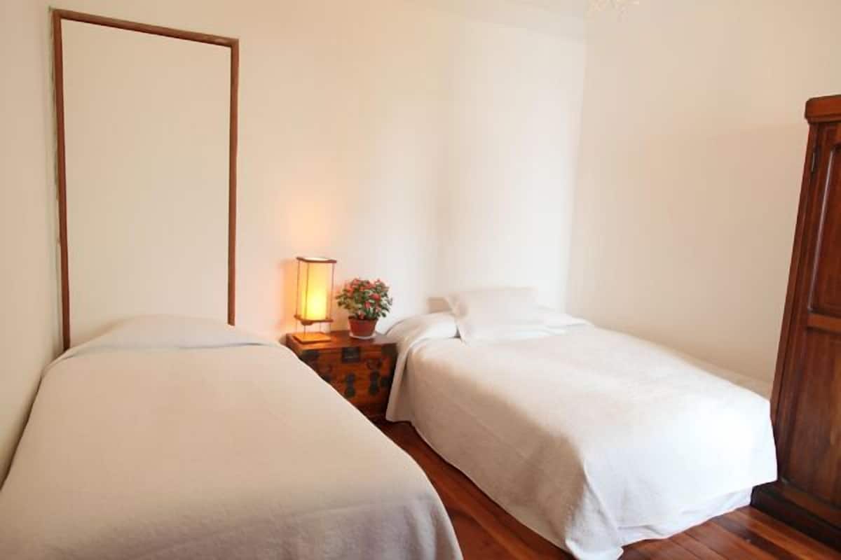 Economy Single Room | In-room safe, desk, soundproofing, free WiFi