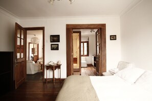 خزنة داخل الغرفة ومكتب وتجهيزات عازلة للصوت وواي فاي مجانًا