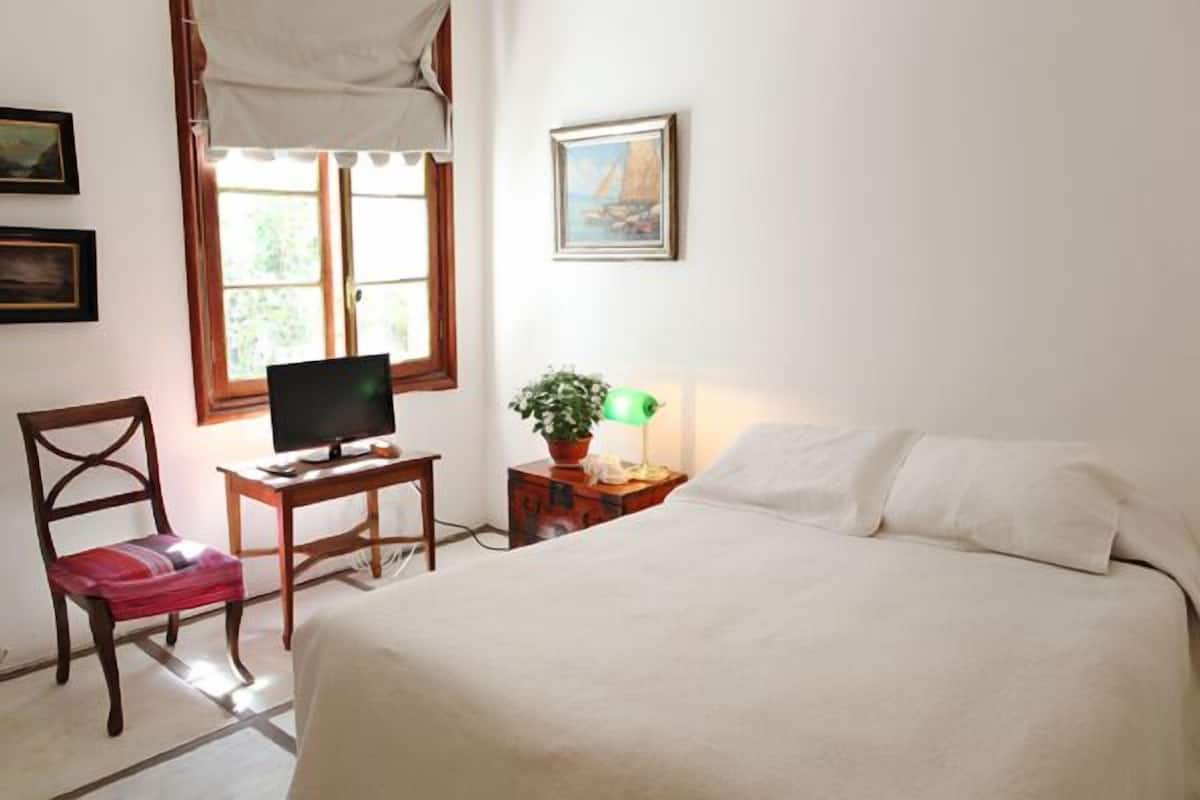 Double Room | In-room safe, desk, soundproofing, free WiFi