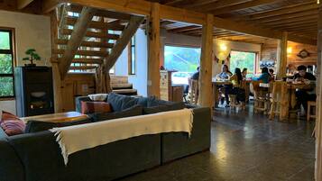 Breakfast, lunch, dinner served; Regional cuisine