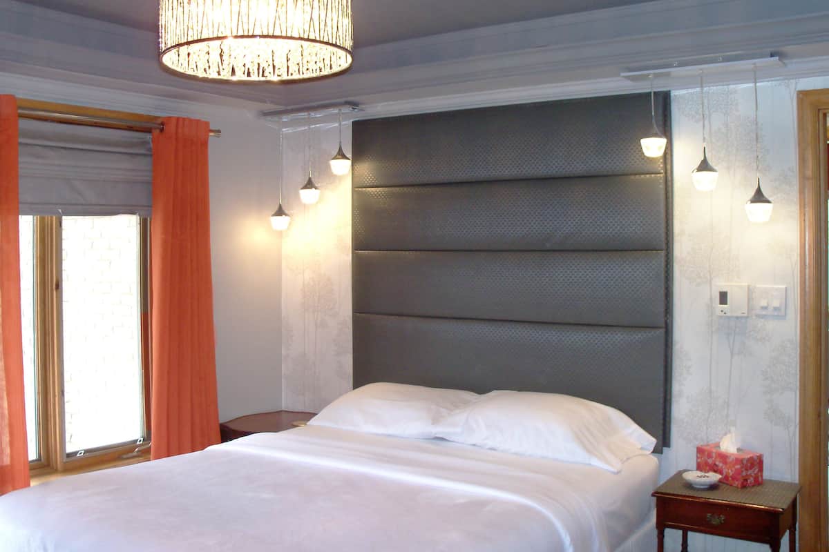 Suite Premium, 1 cama Queen size, hidromasaje, vista al jardín (The West Wing Suite) | 1 habitación, ropa de cama de alta calidad y muebles diferentes