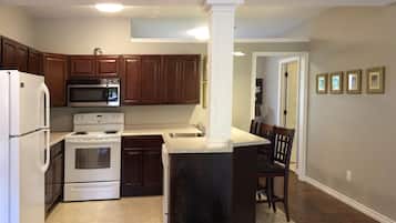 Suite, 1 Queen Bed, River View, Garden Area (The Studio Suite) | Fridge, microwave, dishwasher, coffee/tea maker