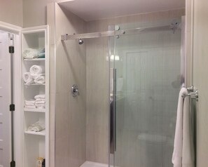 Suite, 1 cama de matrimonio, vistas al río, en la zona del jardín (The Studio Suite) | Baño | Ducha, cabezal de ducha tipo lluvia, secador de pelo y albornoces