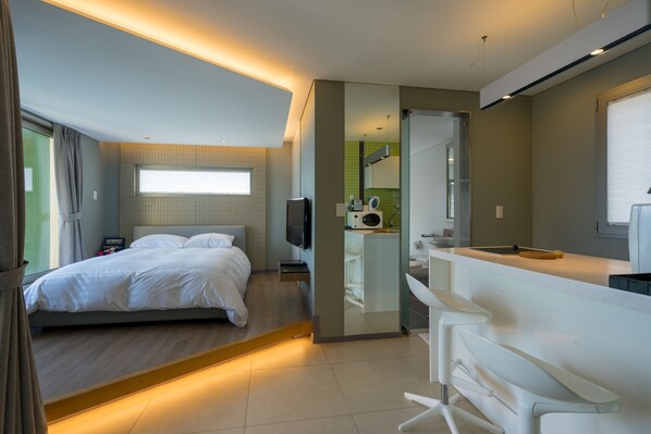 Free minibar, iron/ironing board, WiFi, bed sheets